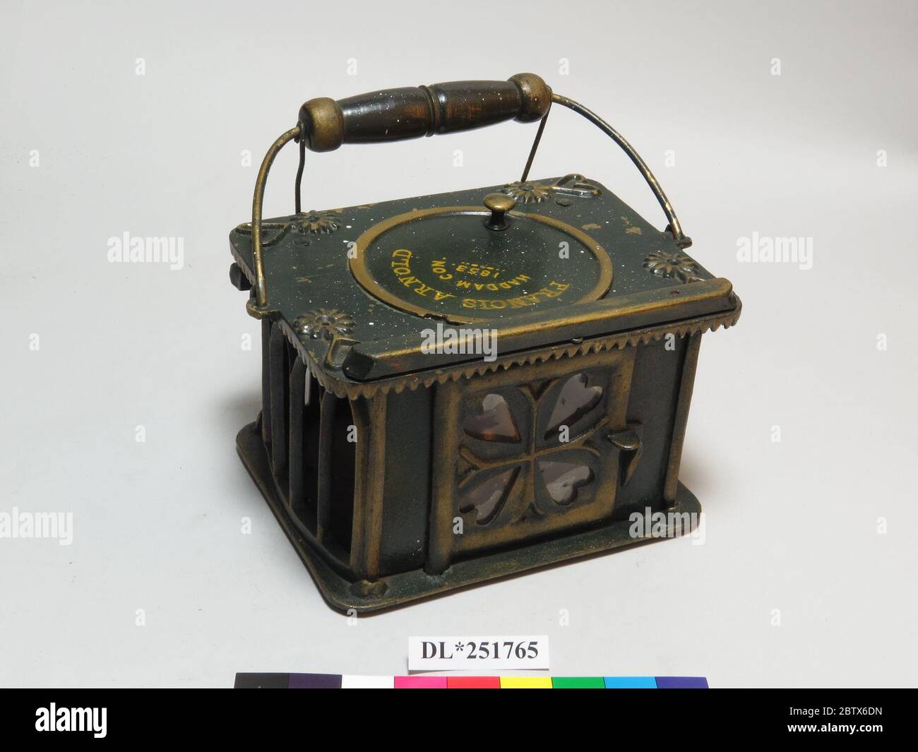 Modèle de chauffe-pieds et de lanterne en verni. Modèle de brevet pleine grandeur (États-Unis Brevet no 10,769) d'un chauffe-pied ou d'un poêle et d'une lanterne, fabriqué par Francis Arnold de Haddam, CT, et breveté le 11 avril 1854. Banque D'Images