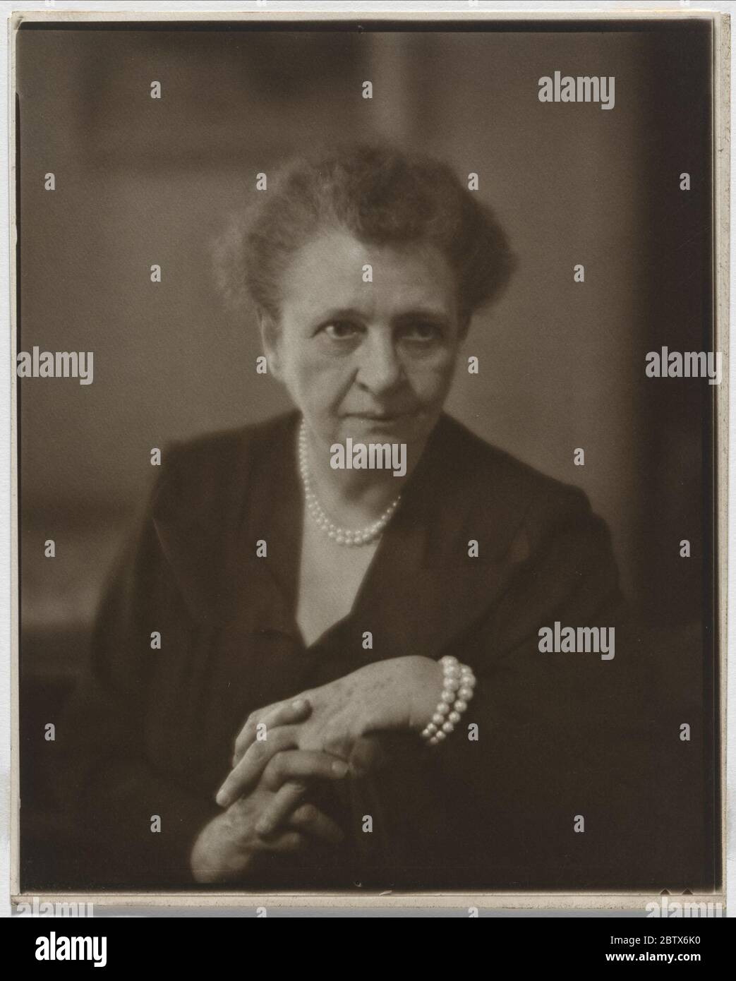 Frances Perkins. Le Frances Perkins, réservé, parlait dans un calme, un accent doux. Néanmoins, en tant que secrétaire au travail de Franklin Roosevelt et première femme à occuper un poste au cabinet, elle a réussi à tenir le sien parmi les nouveaux concessionnaires dynamiques de FDR. Banque D'Images