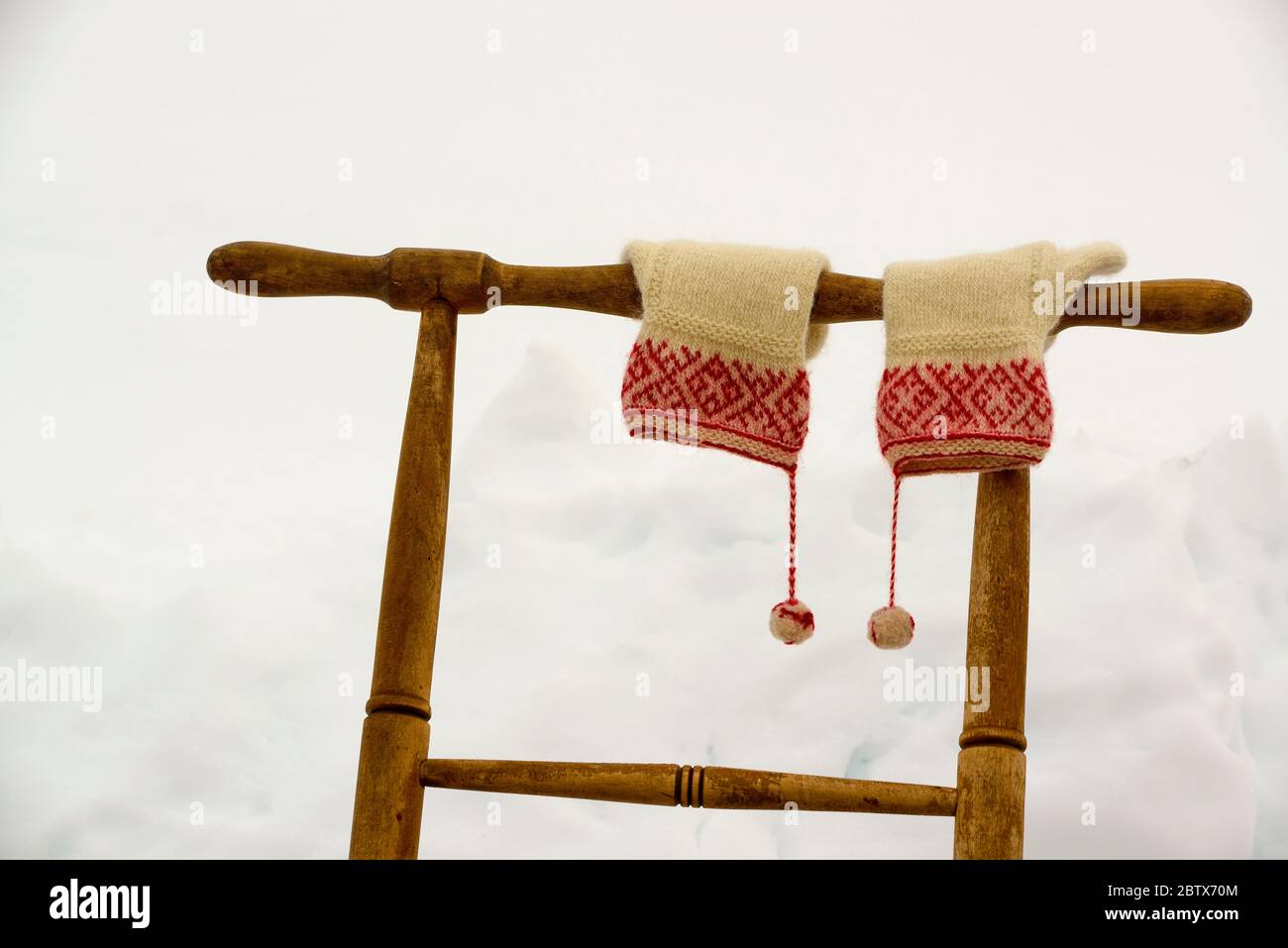 Une paire de moufles tricotées à la main accrochées à la poignée d'un coup de  pied, Boda kyrkby, Rättvik, Dalarna, Dalecarlia, Suède Photo Stock - Alamy