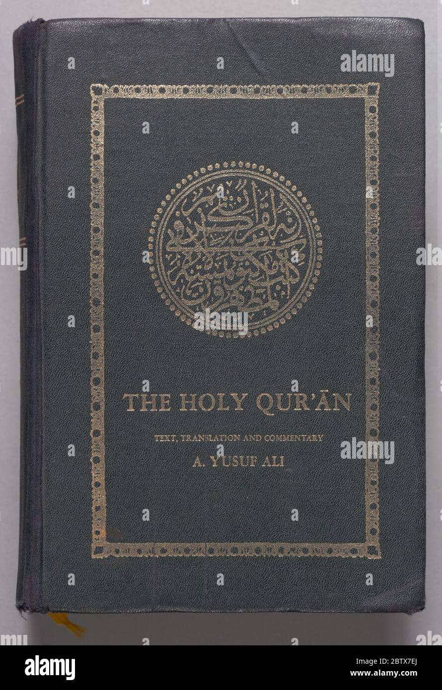 Le Coran glorieux. Ce Qur'an (2015.133.2) est un livre épais à dos dur avec une couverture en tissu noir imprimée avec des lettres et des dessins incrustés d'or. La couverture avant est dotée d'un design circulaire calligraphique au centre. Banque D'Images