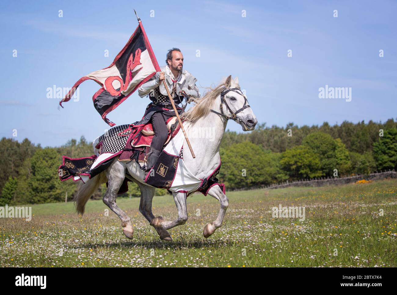 Jacob Martin, des amis d'Onno basés à Jedburgh, dans les frontières écossaises, pratique ses compétences en équitation et devient un personnage de Checkmate à Merry. La compagnie de théâtre équestre collecte des fonds pour organiser un tournoi de joutes derrière des portes fermées après l'annulation de leurs spectacles d'été en raison de la pandémie du coronavirus. Banque D'Images