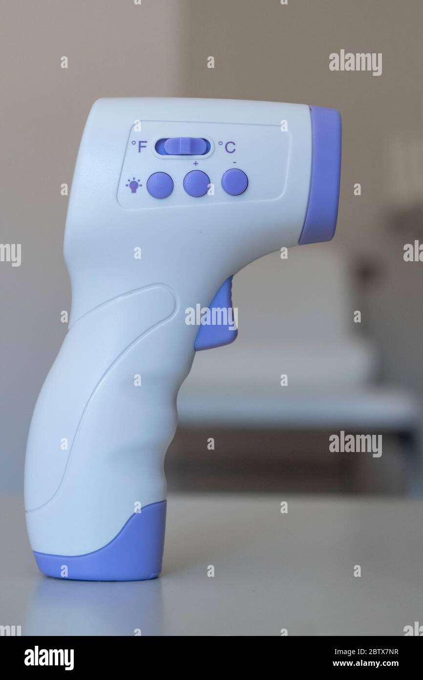 Thermomètre pistolet Isométrique médical numérique sans contact infrarouge  lecture frontale portable. Appareil de mesure de la température avec  chambre de bébé dans l'eau Photo Stock - Alamy