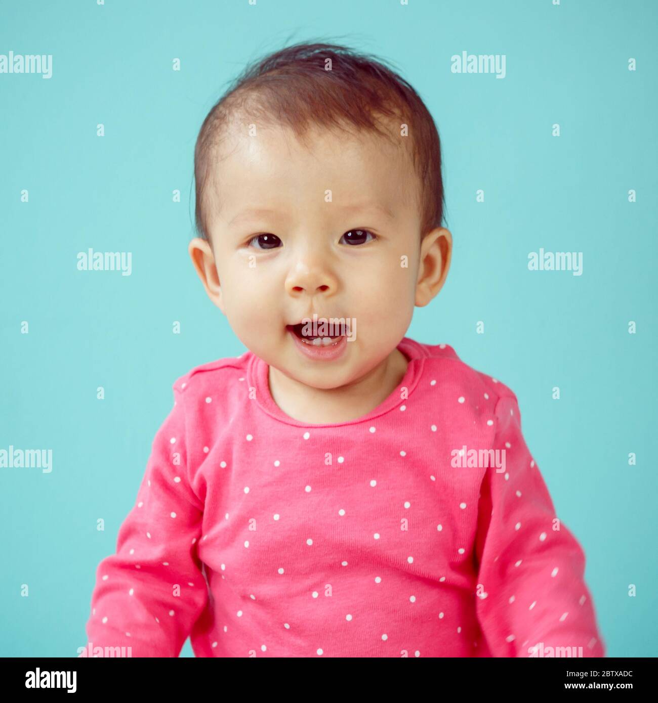 Fille asiatique de bébé souriant, photo studio Banque D'Images