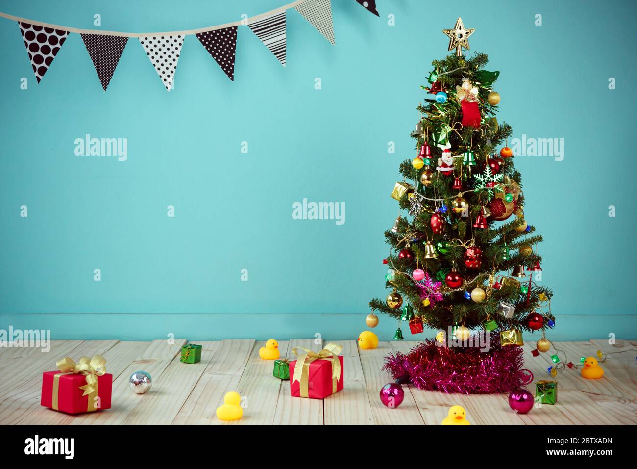 Noël avec articles décorés suspendus dans un arbre Banque D'Images