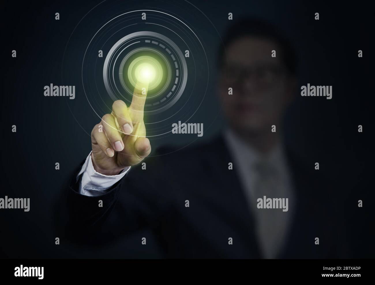 Homme d'affaires appuyant sur un bouton d'alimentation sur l'interface de l'écran tactile. Concept d'affaires, de technologie, d'Internet et de réseautage. Banque D'Images