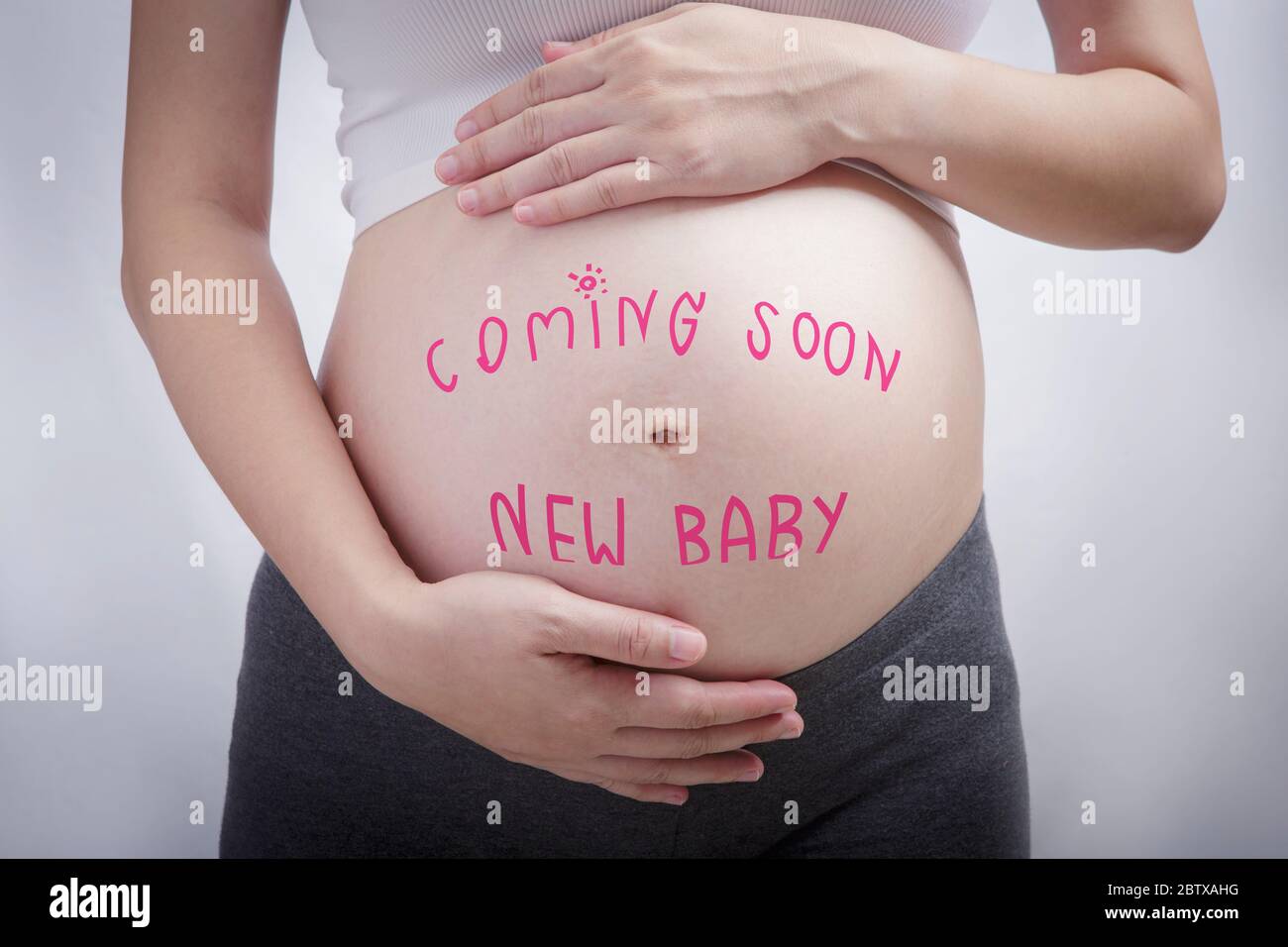 Grossesse Ecrire Le Mot Bientot Nouveau Bebe Sur L Estomac Grossesse Et Nouveau Ne Bebe Photo Stock Alamy Grossesse Ecrire Le Mot Bientot Nouveau Bebe Sur L Estomac Grossesse Et Nouveau Ne Bebe Photo Stock Alamy