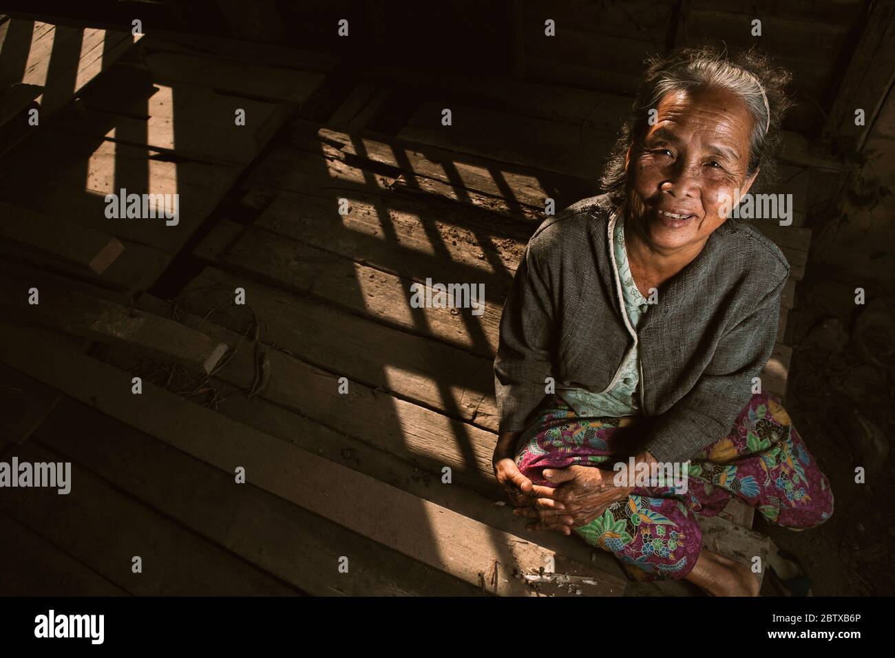 Portrait de la femme âgée à la maison Banque D'Images