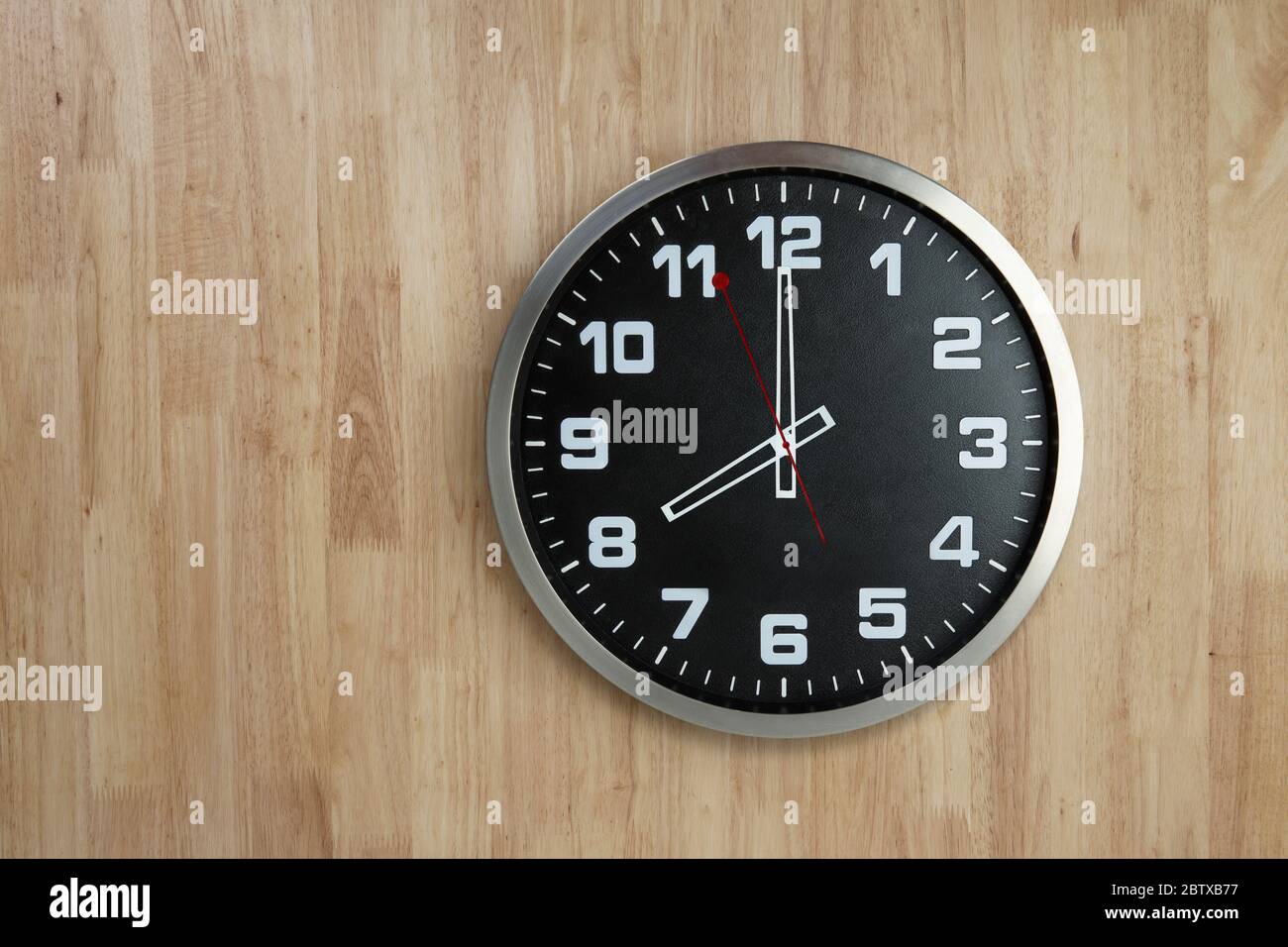 Horloge sans standard sur fond en bois, 8 heures Photo Stock - Alamy