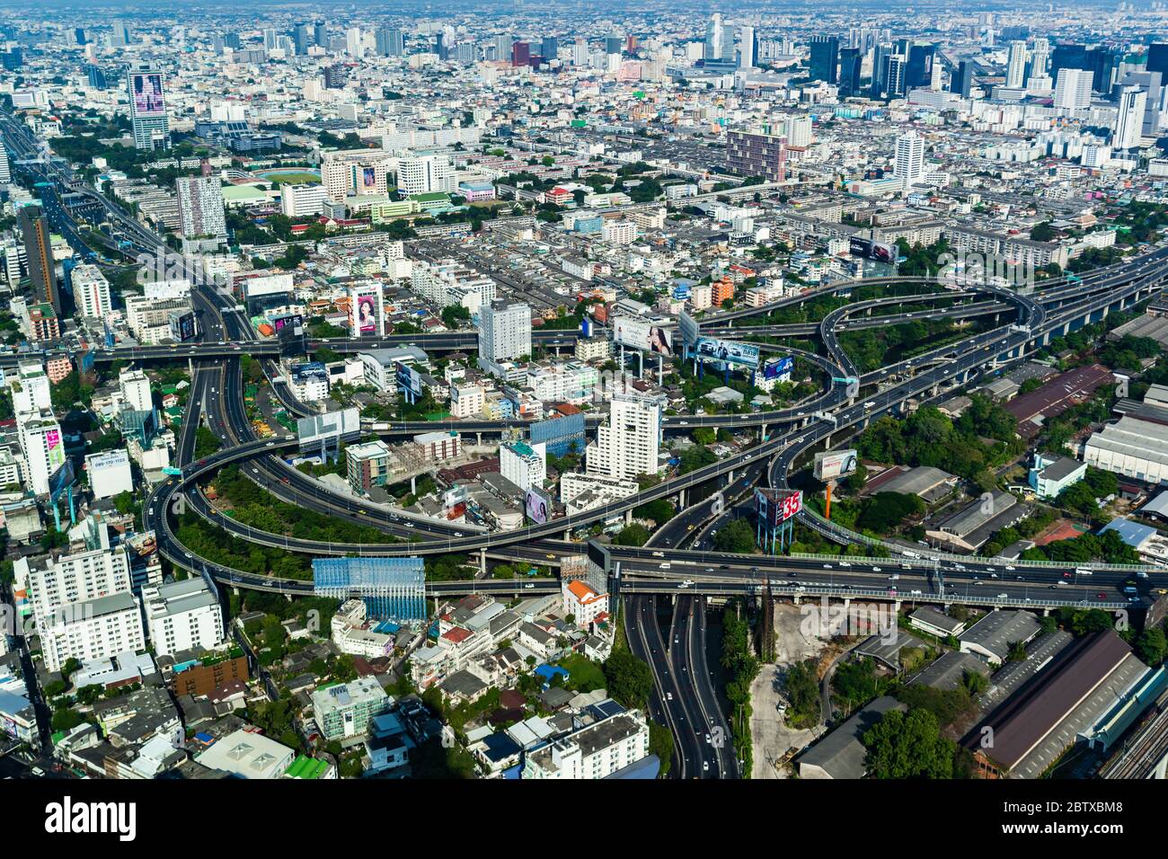 BANGKOK, THAÏLANDE - 5 décembre 2019 : vue aérienne de la route de jonction de l'autoroute, vue depuis la tour Baiyoke II à Bangkok, Thaïlande Banque D'Images