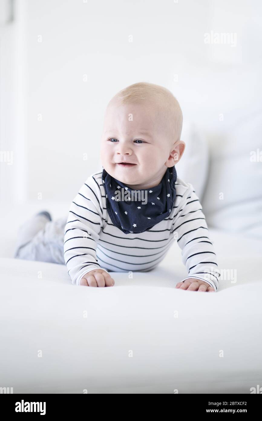 Marktoberdorf, Allemagne, 27 mai 2020 Photoshriting Baby LUCA © Peter Schatz / Alamy stock photos MR=Oui, modèle sorti Banque D'Images