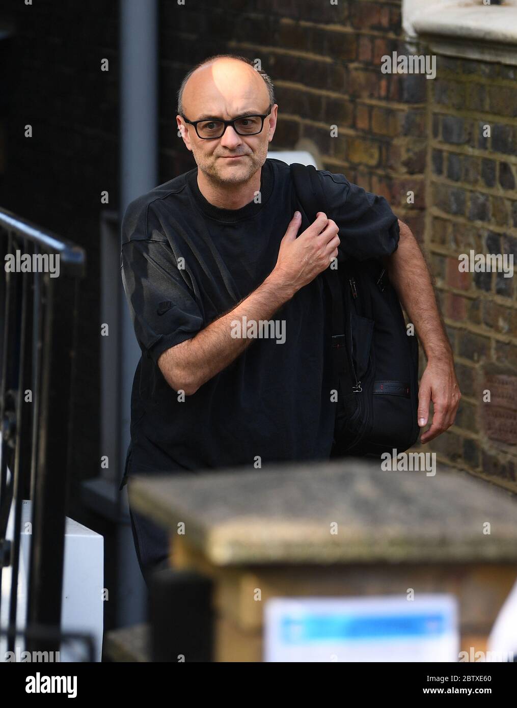 Dominic Cummings, le principal collaborateur du Premier ministre Boris Johnson, quitte sa maison du nord de Londres alors que la rangée au-dessus de son voyage à Durham pendant le confinement se poursuit. Banque D'Images
