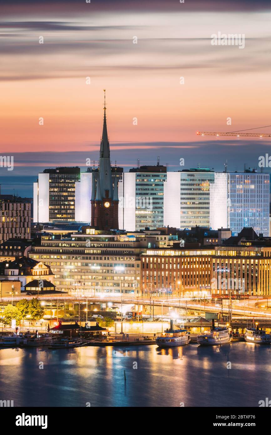 Stockholm, Suède. Vue sur l'église et les maisons de Saint Clara ou Saint Klara au crépuscule. Éclairage nocturne. Banque D'Images