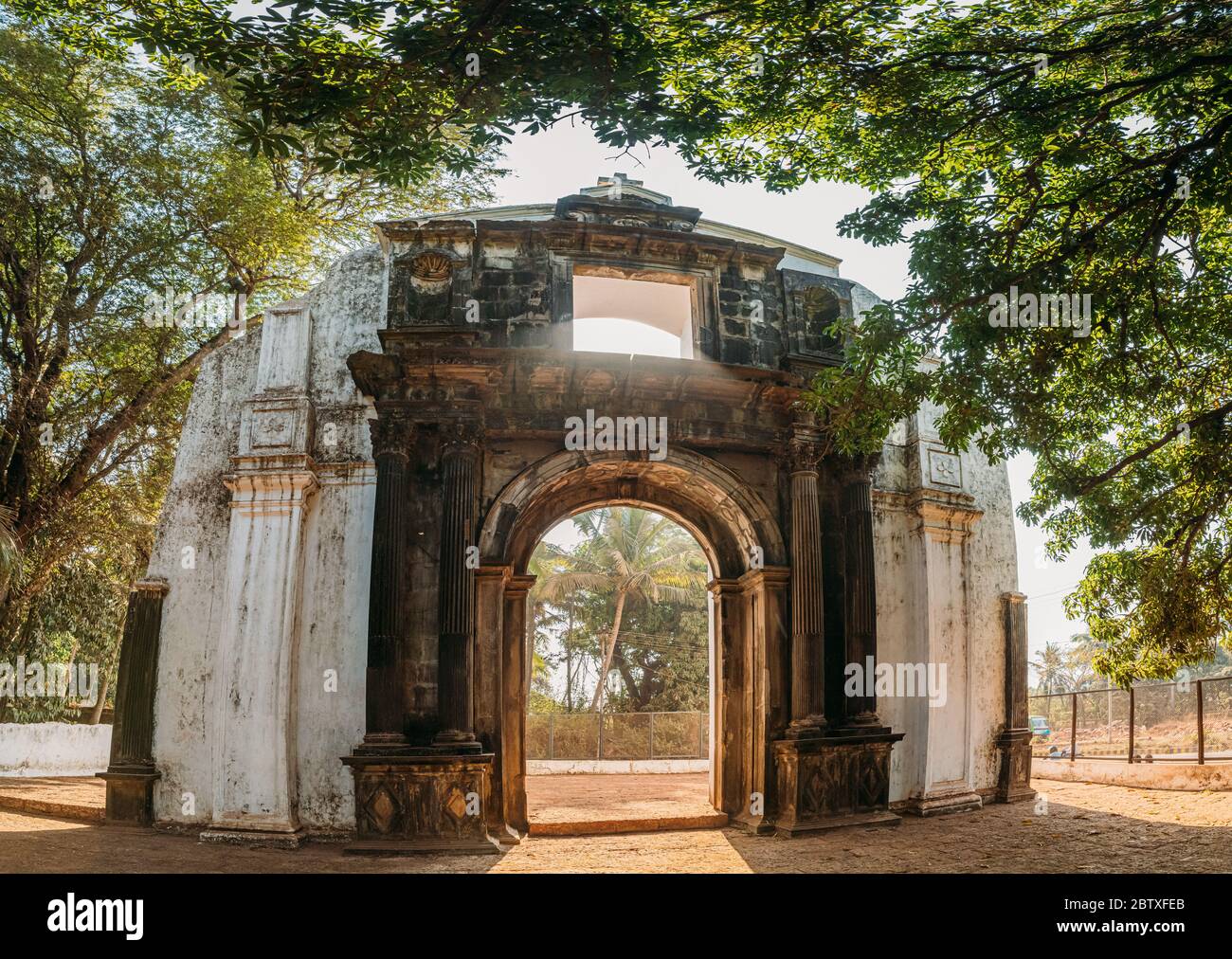 Old Goa, Inde. Ancienne porte du Collège Saint-Paul. Site d'intérêt célèbre et patrimoine historique. Le St. Paul's College était UNE école jésuite, et plus tard, le collège, a été trouvé Banque D'Images