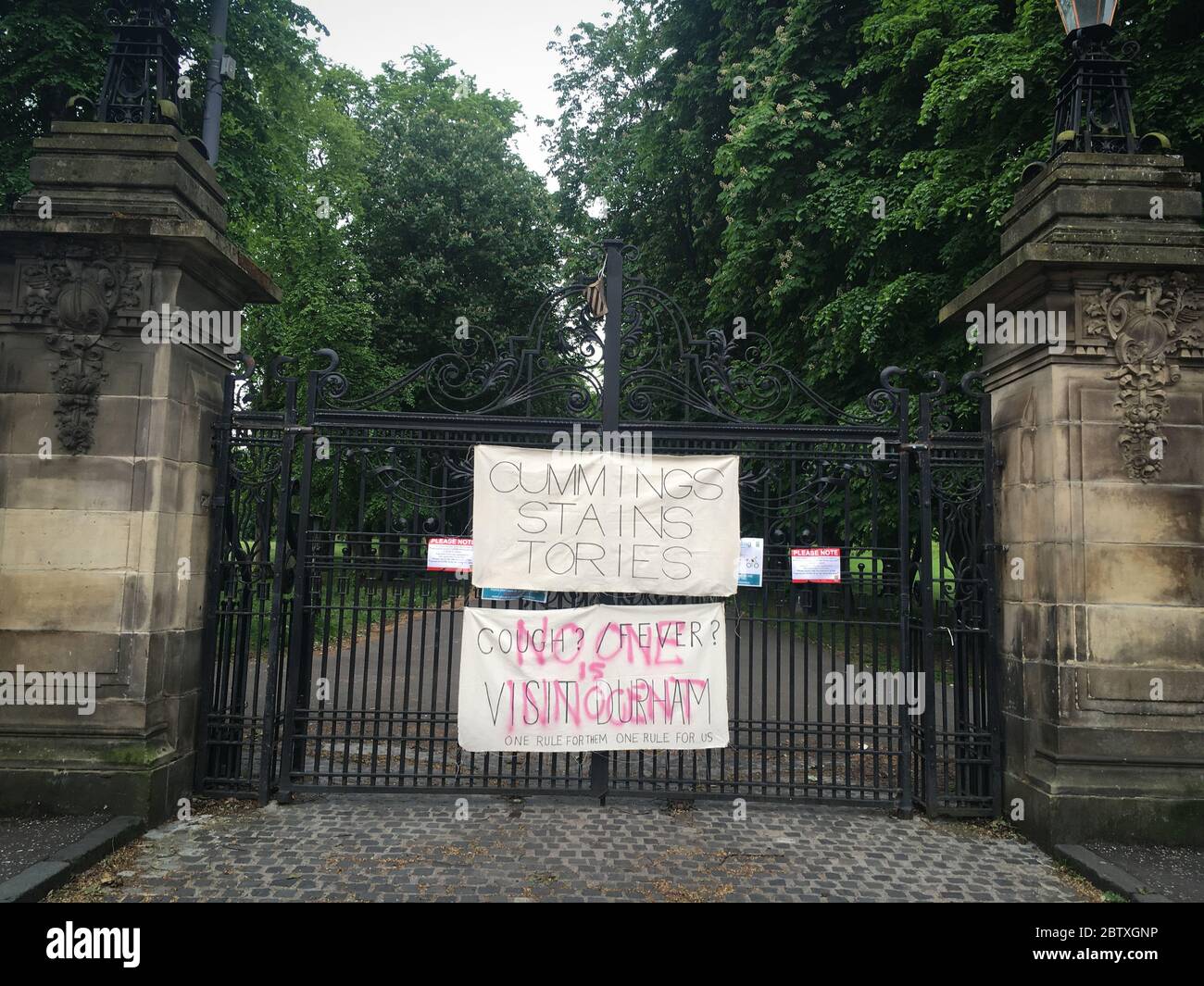 Glasgow, Royaume-Uni, 28 mai 2020. Des panneaux faits maison qui dénonce les actions de Dominic Cummings, aide du Premier ministre Boris Johnson, et ses récentes actions de crise du coronavirus et son voyage à Durham, sont suspendus aux portes du parc Queen's dans le sud de Glasgow, en Écosse, le 28 mai 2020. Crédit photo : Jeremy Sutton-Hibbert/Alay Live News. Banque D'Images