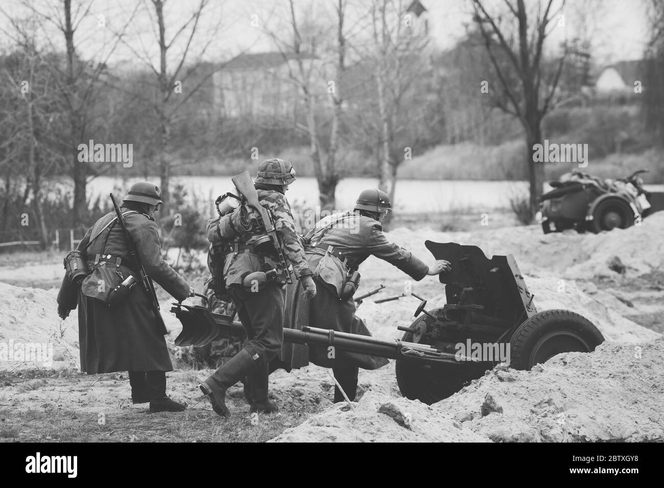 Des réacteurs vêtus de soldats allemands lors de la Seconde Guerre mondiale, AreRoll Out Cannon en position de tir Banque D'Images