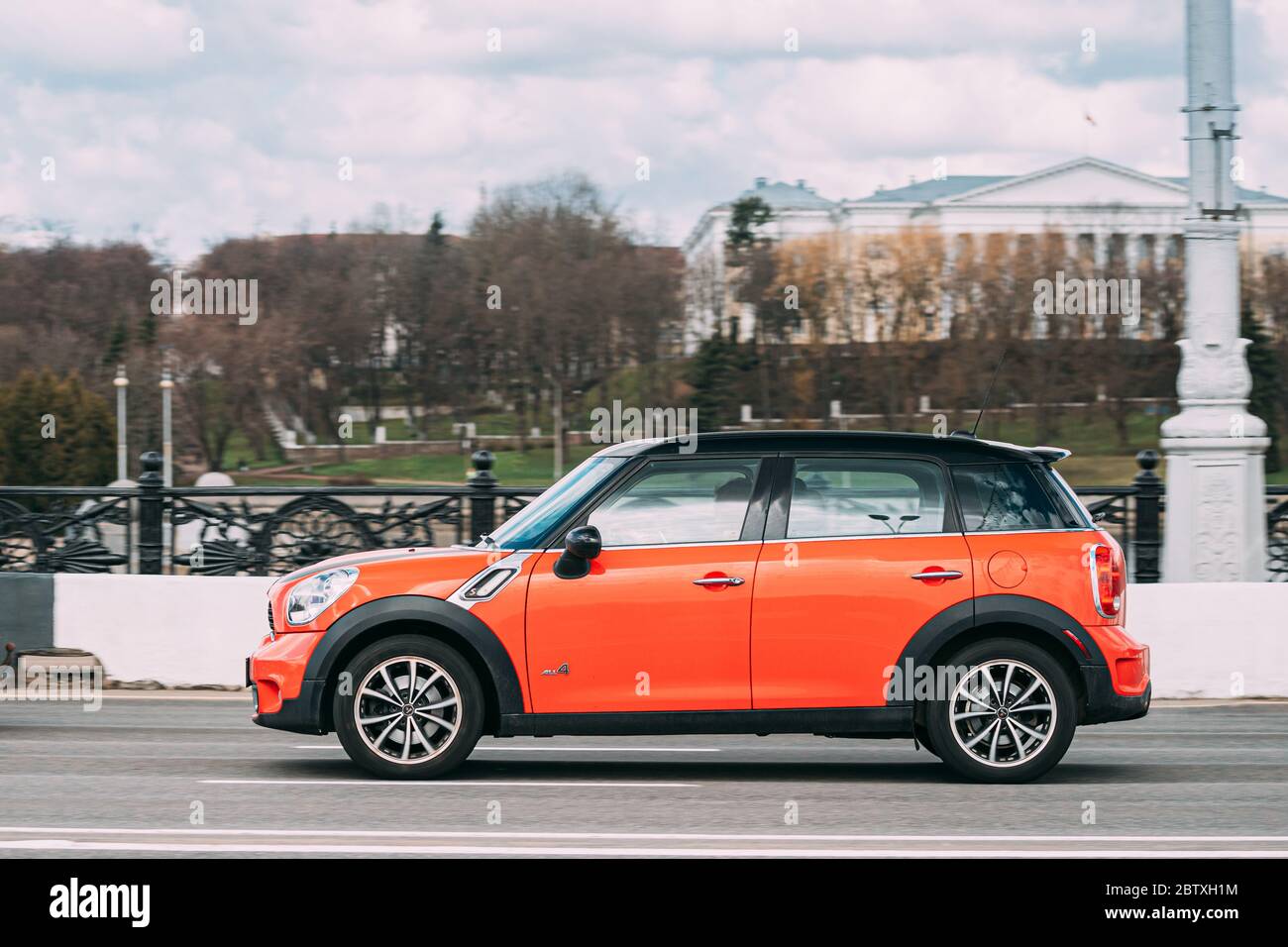 Minsk, Bélarus - 7 avril 2017: Rouge couleur Mini Cooper toutes les 4 voitures en mouvement sur la rue. Banque D'Images