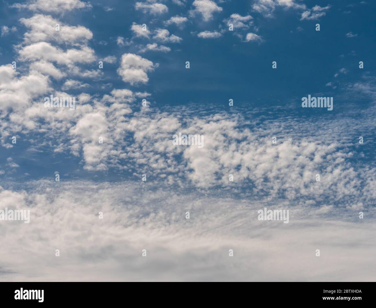 Fond bleu ciel avec nuages blancs. Nature. Banque D'Images