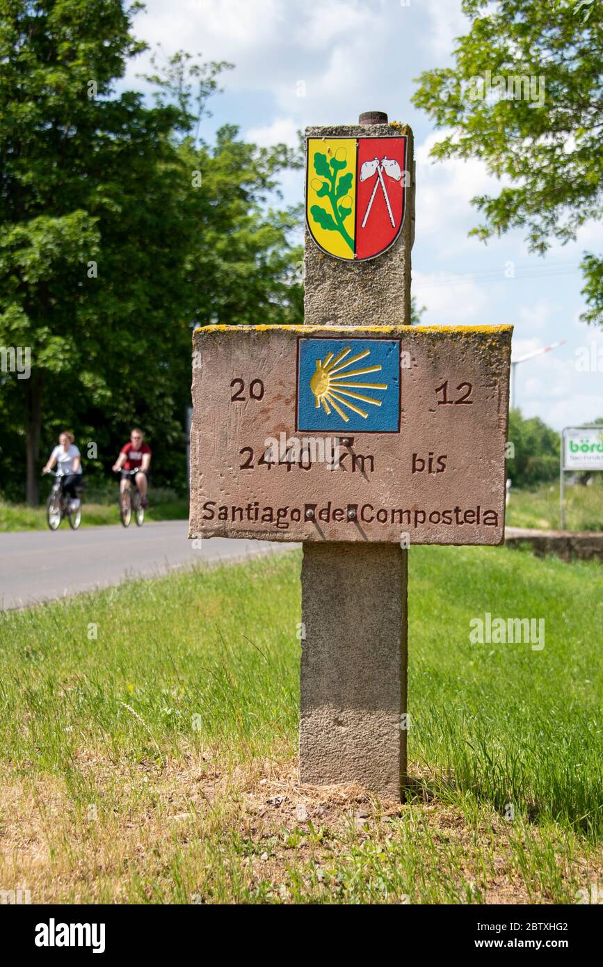 Rottmersleben, Allemagne. 27 mai 2020. Une dalle de pierre marque le chemin de Saint-Jacques. De là, il y a encore 2440 km pour Saint-Jacques-de-Compostelle. Credit: Stephan Schulz/dpa-Zentralbild/ZB/dpa/Alay Live News Banque D'Images