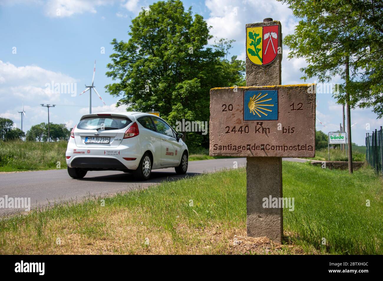 Rottmersleben, Allemagne. 27 mai 2020. Une voiture passe devant une dalle de pierre qui marque le chemin de Saint-Jacques. De ce point, vous trouverez Saint-Jacques-de-Compostelle à 2440 km. Credit: Stephan Schulz/dpa-Zentralbild/ZB/dpa/Alay Live News Banque D'Images