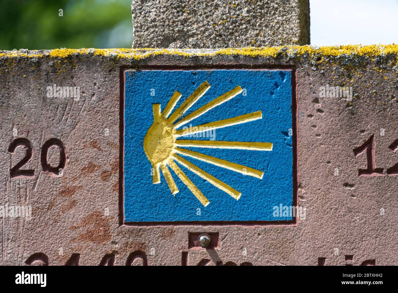 Rottmersleben, Allemagne. 27 mai 2020. La coquille bleue est représentée sur une plaque en pierre. Il montre les pèlerins sur le chemin de Saint-Jacques-de-Compostelle. Credit: Stephan Schulz/dpa-Zentralbild/ZB/dpa/Alay Live News Banque D'Images
