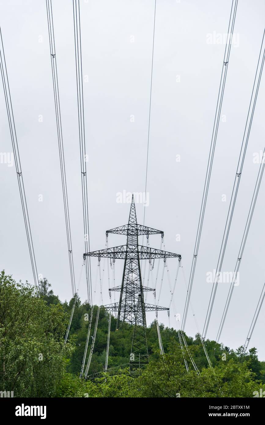 Ligne électrique aérienne haute tension, pylône électrique, tour en treillis d'acier située dans le paysage des montagnes autrichiennes. Système de distribution d'électricité Banque D'Images
