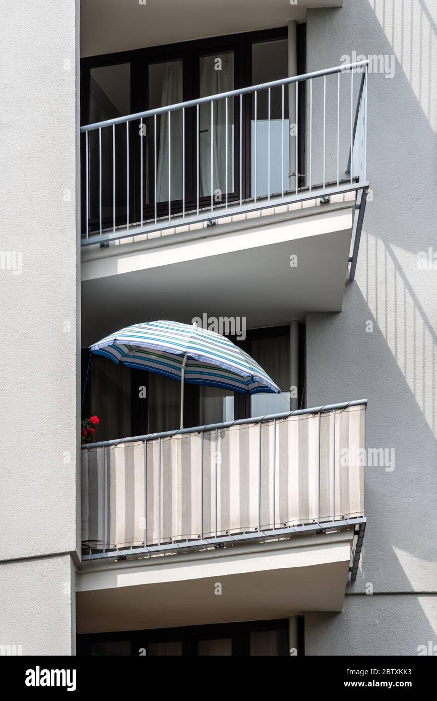 Détail d'un parasol sur le balcon d'un immeuble d'appartements à Berlin  Photo Stock - Alamy