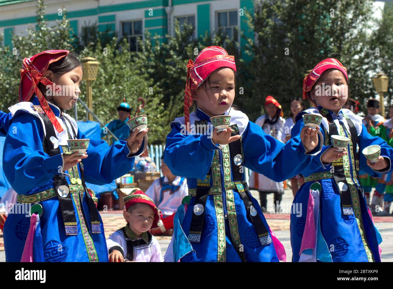 Trois enfants mongoles, habillés traditionnellement, province de Khovd, Mongolie Banque D'Images