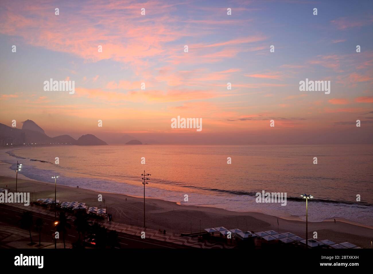 Vue panoramique imprenable sur la plage de Copacabana au coucher du soleil, Rio de Janeiro, Brésil, Amérique du Sud Banque D'Images