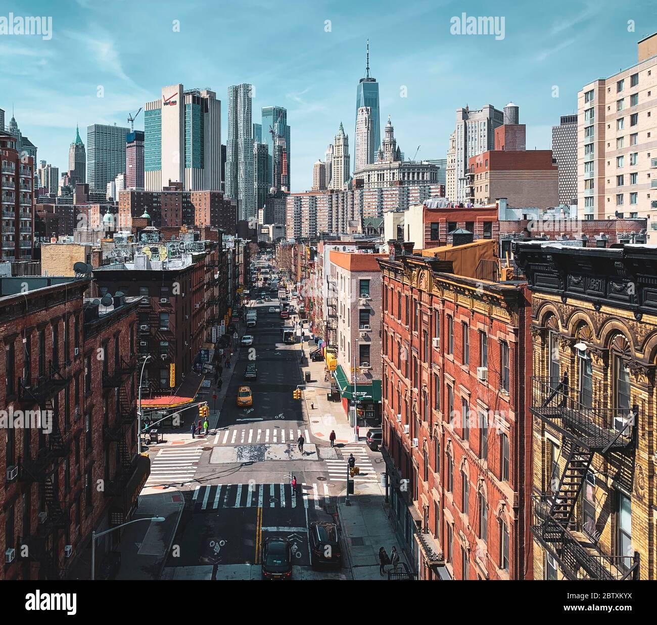 Madison Street d'en haut avec la ligne d'horizon en arrière-plan, Two Bridges, Manhattan, New York City, États-Unis Banque D'Images