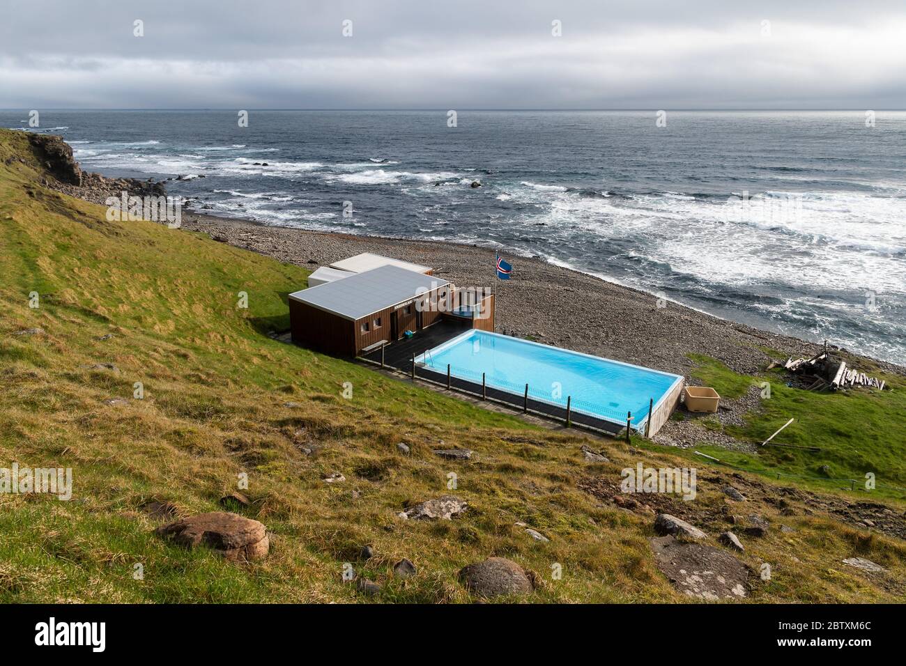 Krossneslaug, piscine extérieure avec source chaude au bord de la mer, Krossnes, Arnes, Strandir, Westfjords, Islande Banque D'Images