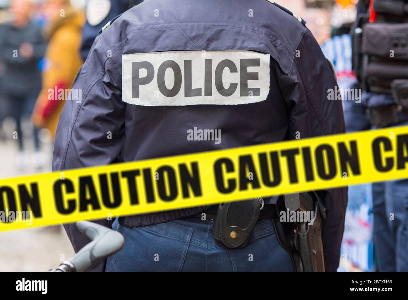 Homme de police et ruban jaune, scène de crime, attention - ruban adhésif. Image de concept Banque D'Images