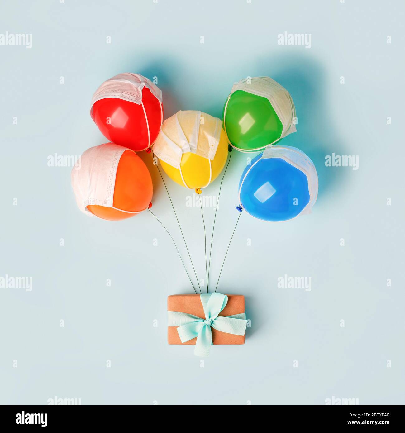Carte de vacances Creative FANTASY avec balons d'air, masque facial et  boîte cadeau. Douche de bébé, anniversaire, fête de célébration pendant  l'isolement social, comm distant Photo Stock - Alamy
