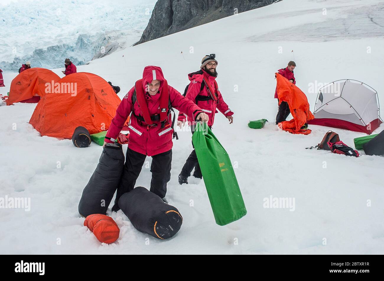 Les touristes campent sur la rive à Paradise Harbour, Antarctique Banque D'Images