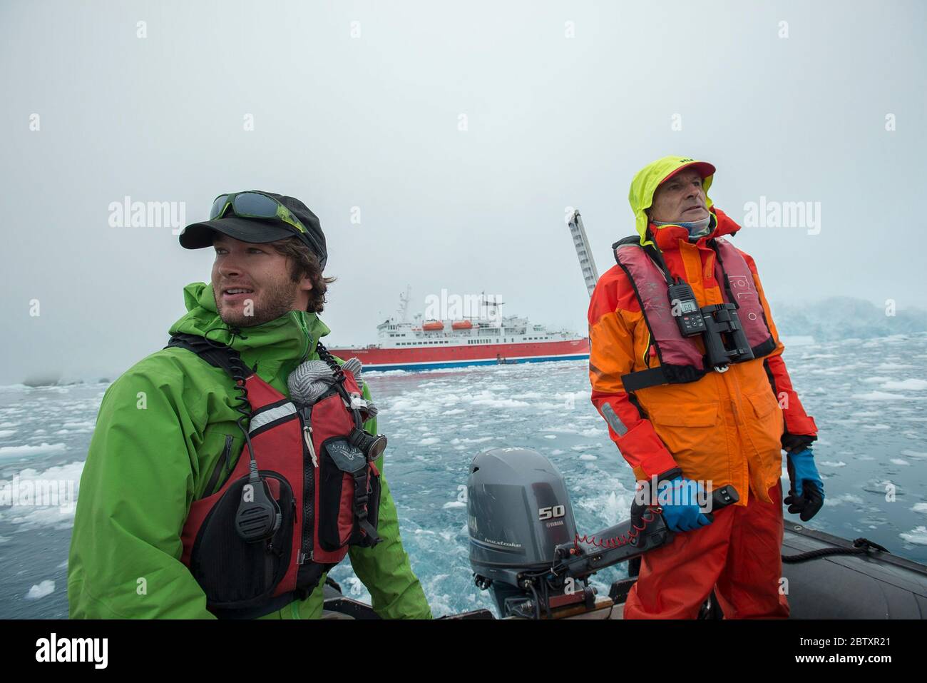 Guides antarctiques en bateau zodia avec le navire Expedition en arrière-plan Banque D'Images