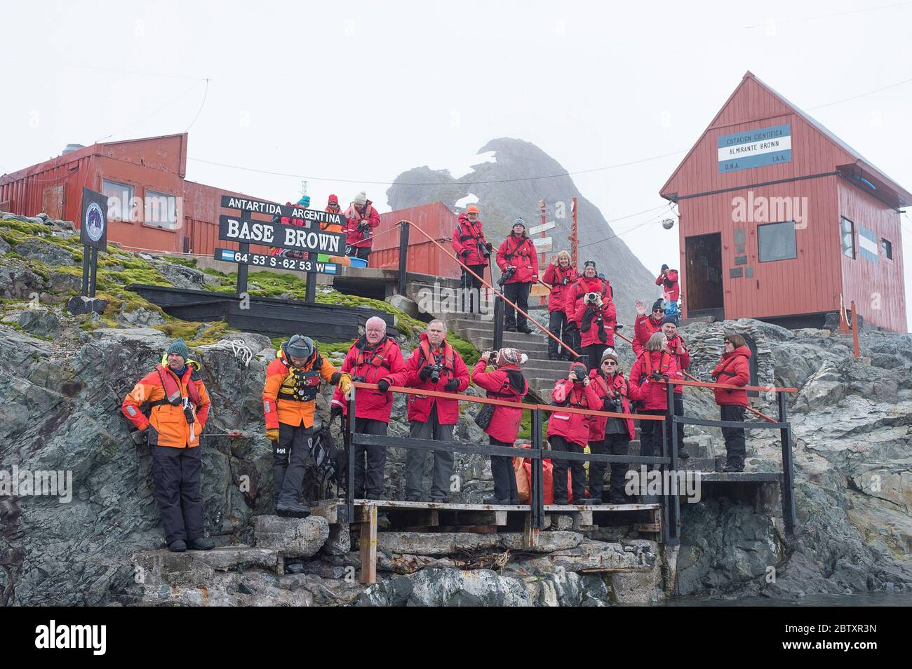 les touristes à la station antarctique de base brown attendent d'être ramenés à leur navire Banque D'Images