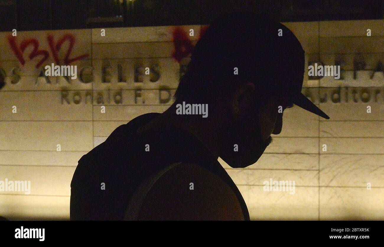 Plusieurs centaines de manifestants, organisés par Black Lives Matter-LA, ont convergé dans le centre-ville de Los Angeles pour se promener autour du Civic Center, dans le cadre d'une série de manifestations nationales le mercredi 27 mai 2020 pour montrer l'indignation face à la mort de George Floyd, Un homme noir a tué lundi après qu'un policier blanc de Minneapolis l'a épinglé au sol avec son genou. Un homme passe devant le quartier général du département de police de Los Angeles, que quelqu'un a étiqueté avec des graffitis qui ont lu '1312 ACAB', un acronyme courant et son code numérique pour 'tous les flics sont Bastards. Crédit : UPI/Alay Live News Banque D'Images