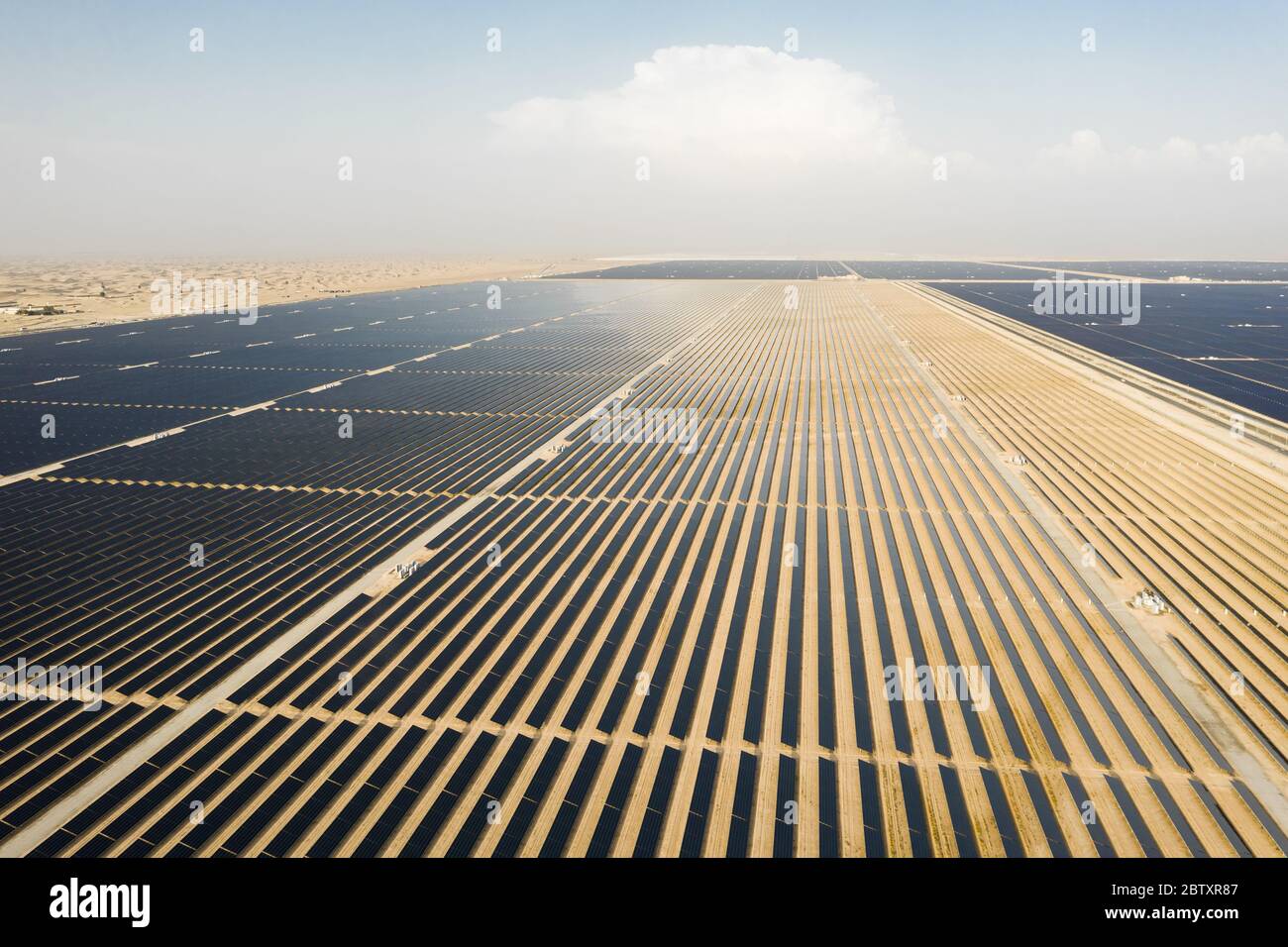 Vue aérienne d'un paysage avec une ferme de panneaux solaires photovoltaïques produisant une énergie renouvelable durable dans une centrale électrique désertique. Banque D'Images