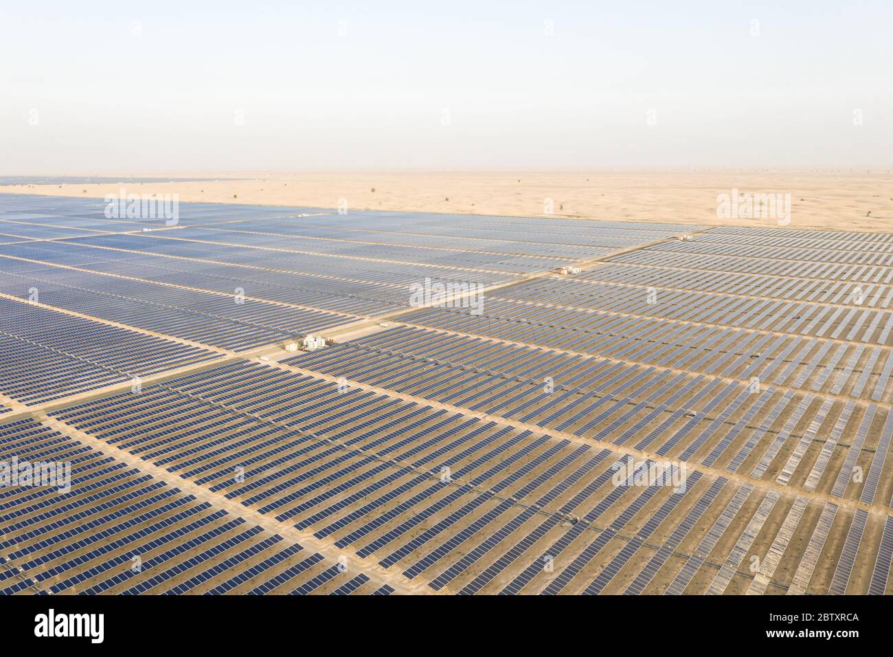 Vue aérienne d'un panneau solaire photovoltaïque et de transformateurs produisant une énergie renouvelable durable dans une centrale électrique désertique. Banque D'Images