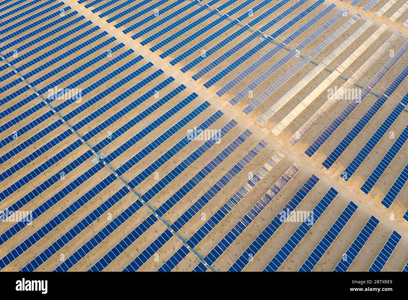 Vue aérienne d'une ferme de panneaux solaires photovoltaïques générant une énergie renouvelable durable dans une centrale électrique désertique. Banque D'Images