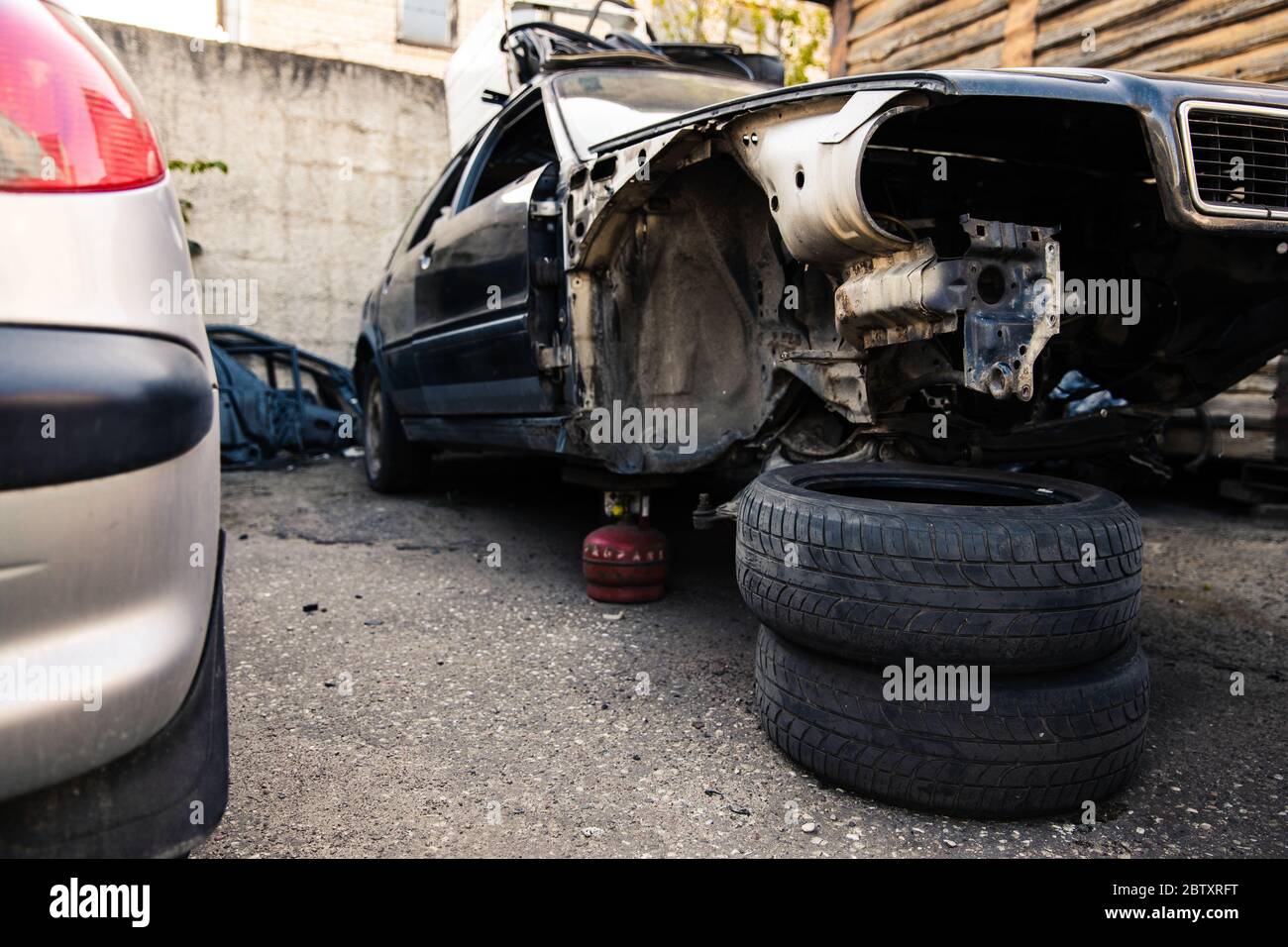 Une vieille voiture a été épatée à l'avant du parking Banque D'Images
