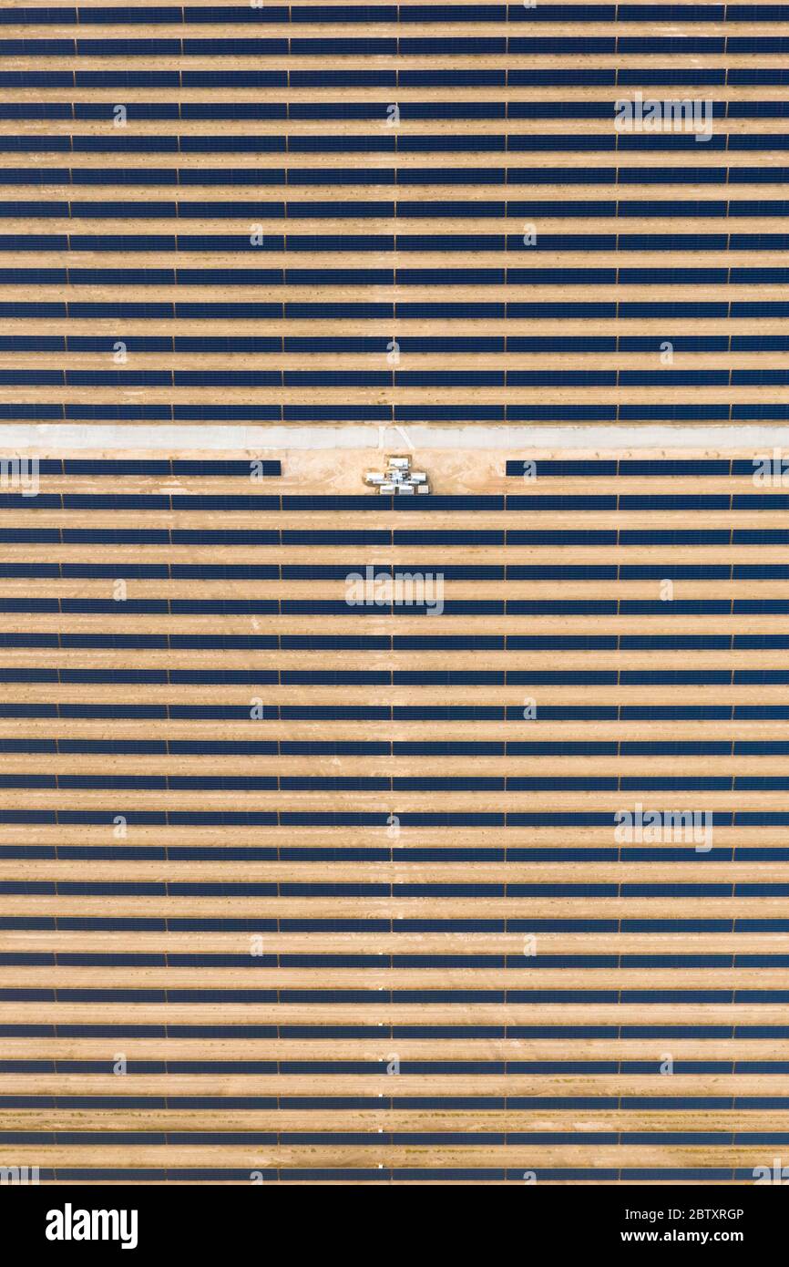 Vue aérienne d'un panneau solaire photovoltaïque et de transformateurs produisant une énergie renouvelable durable dans une centrale électrique désertique. Banque D'Images