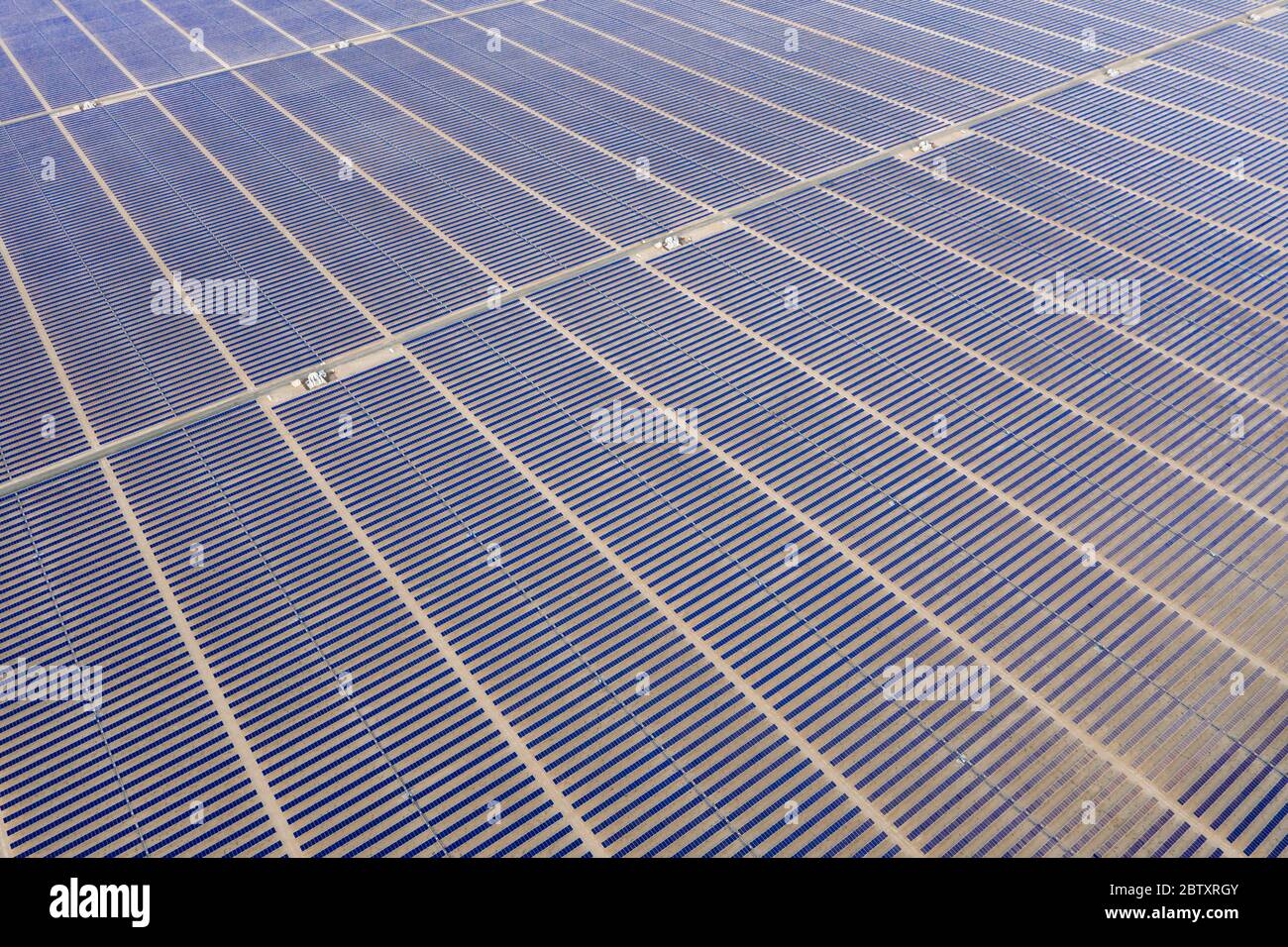 Vue aérienne d'une ferme de panneaux solaires photovoltaïques produisant une énergie renouvelable durable dans une centrale électrique désertique. Banque D'Images