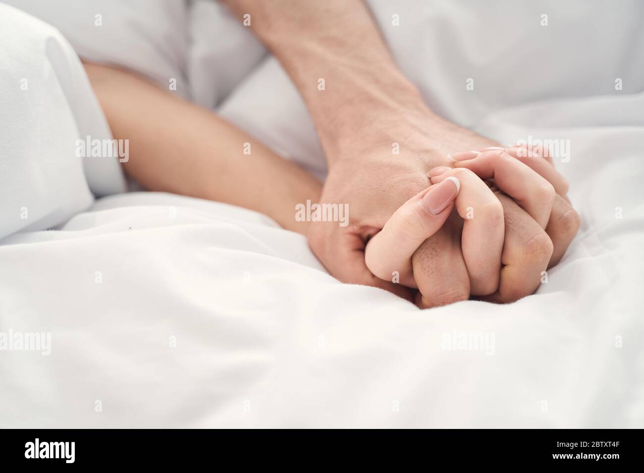 Homme et femme faisant l'amour dans le lit Photo Stock - Alamy