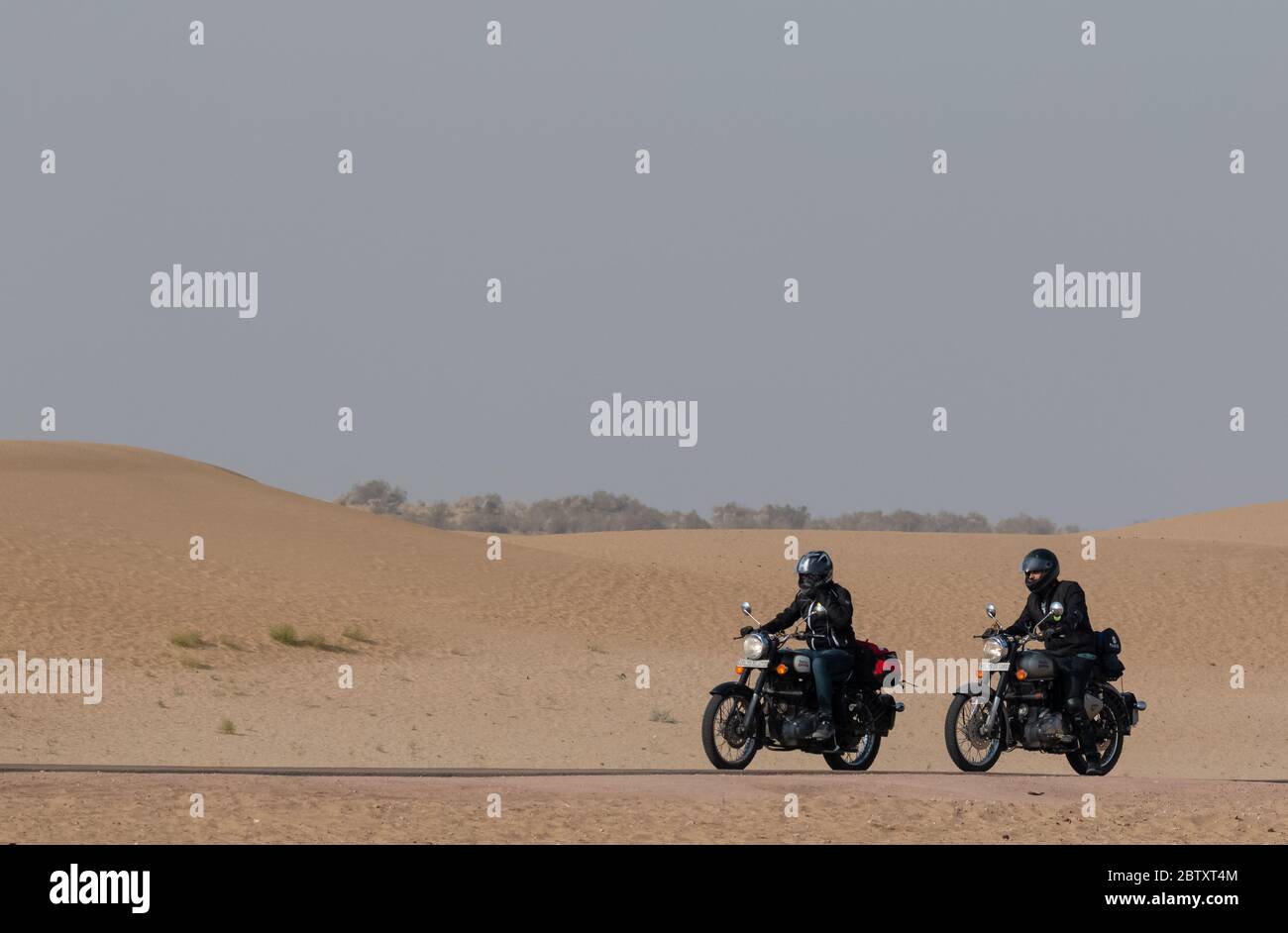 Indian Road Highways, les Bikers vélo leur moto de Longewala à Jaisalmer  ville par le biais de Desert Highway, Jaisalmer, Rajasthan Photo Stock -  Alamy