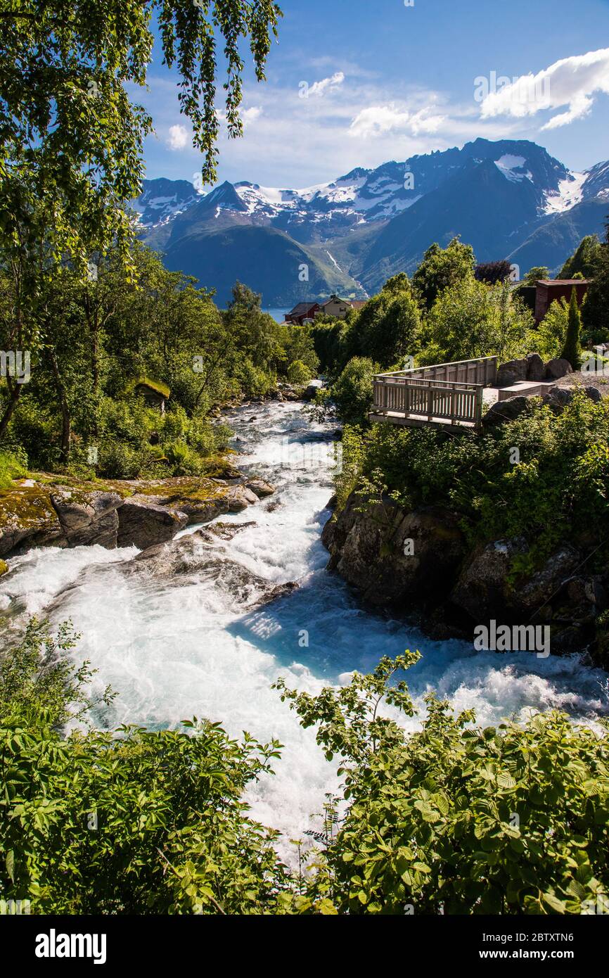 Scène pittoresque du village d'Urke et du fjord d'Hjorundfjorden, Norvège. Le ciel Drammatic et les montagnes sombres. Photographie de paysage Banque D'Images
