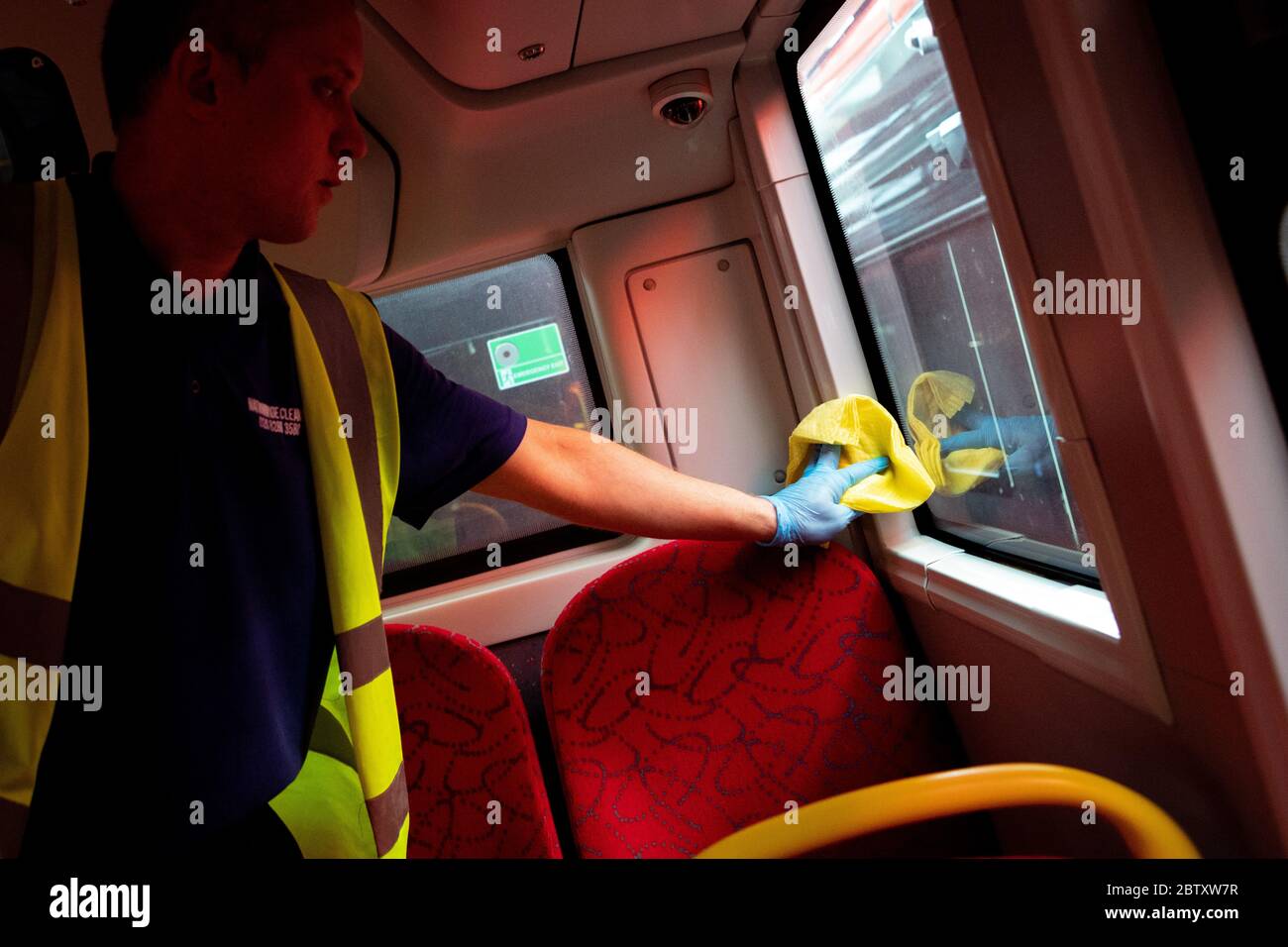 Un autobus est nettoyé quotidiennement par un agent nettoyant au garage Camberwell pendant l'épidémie de COVID-19. Londres, Royaume-Uni. Mai 2020. Banque D'Images