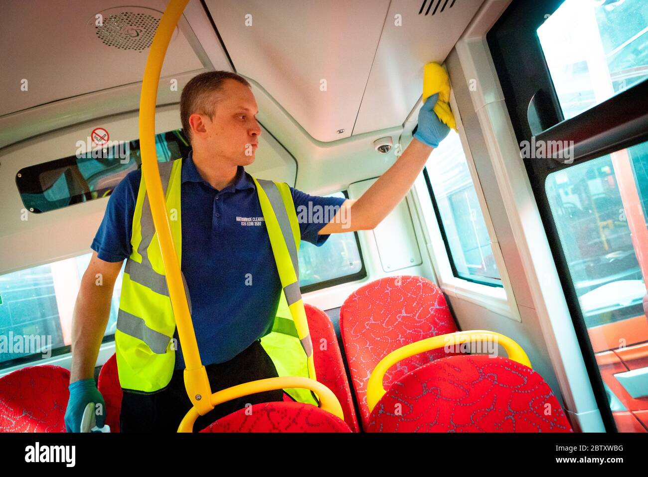 Un autobus est nettoyé quotidiennement par un agent nettoyant au garage Camberwell pendant l'épidémie de COVID-19. Londres, Royaume-Uni. Mai 2020. Banque D'Images