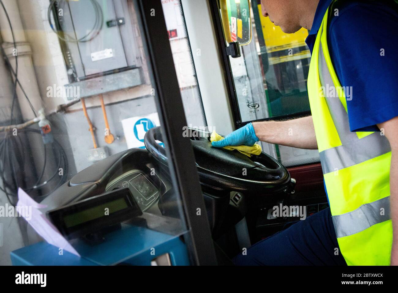 Un autobus est nettoyé quotidiennement par un agent nettoyant au garage Camberwell pendant l'épidémie de COVID-19. Londres, Royaume-Uni. Mai 2020. Banque D'Images