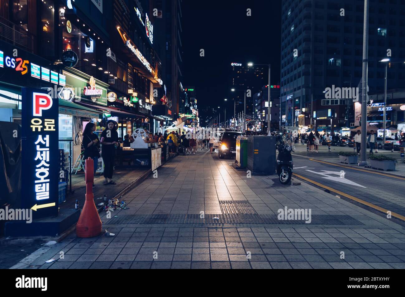 Busan, Corée du Sud, 14 septembre 2019 : vue nocturne sur la rue avec bars ouverts et magasins et personnes marchant Banque D'Images