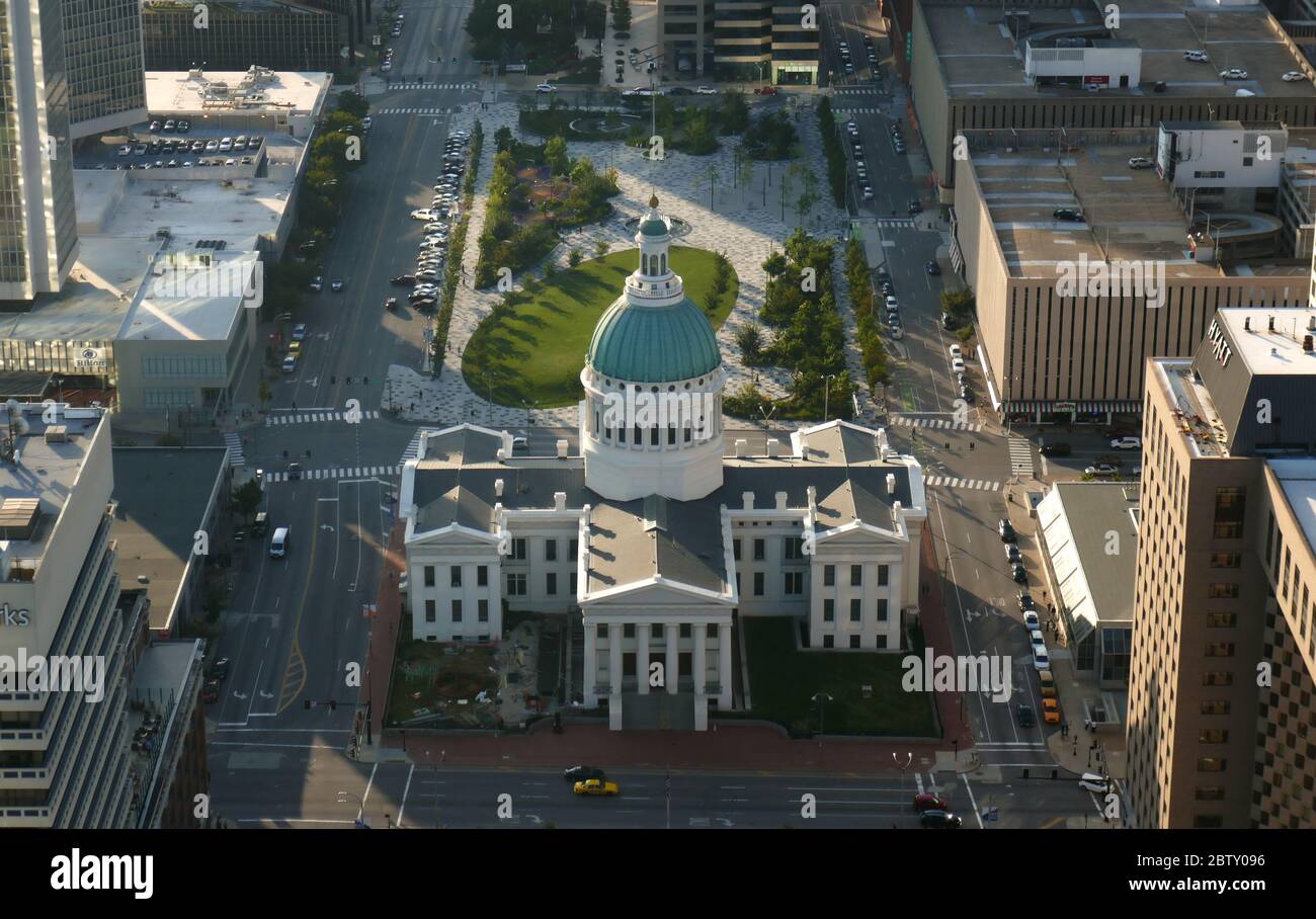 Vue surélevée du palais de justice, vue depuis l'arche de la porte de St Louis Mo, USA Banque D'Images